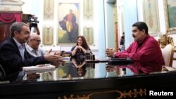 El presidente Nicolás Maduro, (Der.), se reunió con el expresidente del gobierno español, José Luis Rodríguez Zapatero, en el palacio de Miraflores el miércoles 15 de noviembre.
