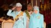 Quốc vương Abdullah Sultan Ahmad Shah của Malaysia bên cạnh Hoàng hậu Tunku Azizah Aminah Maimunah và Thủ tướng Mahathir Mohamad (giữa) trong buổi lễ chào mừng tại Nhà khách Chính phủ ở Kuala Lumpur hôm 31/1. 