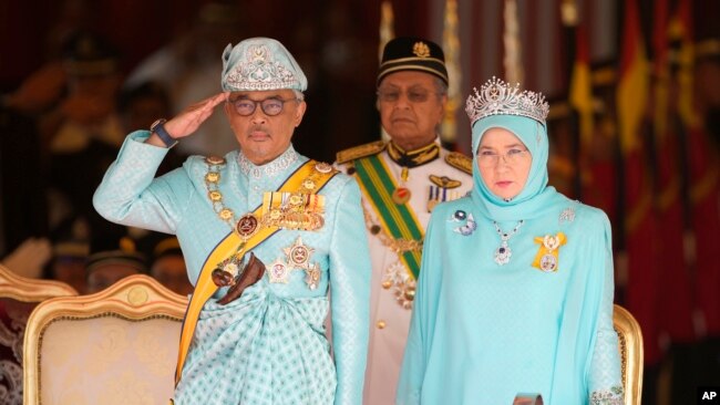 Quốc vương Abdullah Sultan Ahmad Shah của Malaysia bên cạnh Hoàng hậu Tunku Azizah Aminah Maimunah và Thủ tướng Mahathir Mohamad (giữa) trong buổi lễ chào mừng tại Nhà khách Chính phủ ở Kuala Lumpur hôm 31/1.