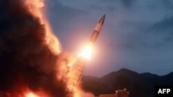 북한이 지난달 10일 새로운 무기체계를 시험발사했다며 공개한 사진.