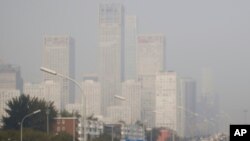 တရုတ်နိုင်ငံ ဘေဂျင်းမြို့တွင် ၂၀၁၄ ခုနှစ်က လေထုညစ်ညမ်းမှု ဖြစ်ပေါ်နေသည့် မြင်ကွင်း။ (နိုဝင်ဘာ ၂၅၊ ၂၀၁၄)