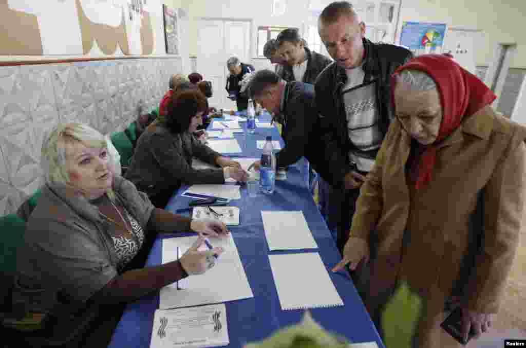 Warga di tempat pemungutan suara di desa Khryaschevatoy, luar kota Luhansk, Ukraina Timur (11/5).