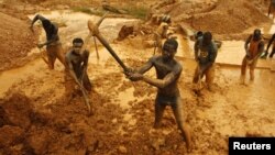 加納礦工挖掘土地找尋黃金(資料照片)