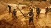 矿工在加纳西部的露天矿区开采黄金(2011年2月15日) AP
