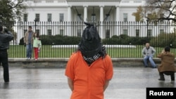 Un manifestante encapuchado protesta por el programa de interrogatorios de la CIA frente a la Casa Blanca en Washington.