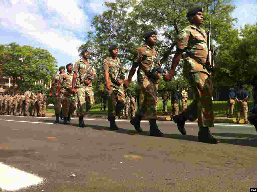 Militares rinden honores a Nelson Mandela durante el cortejo fúnebre.