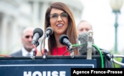 FILE - Anggota parlemen dari partai Republik, Lauren Boebert, di luar gedung apitol, Washington, D.C., 31 Agustus 2021.