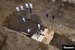 Тіла померлих через коронавірус ховають на острові Гарт Айланд у Нью-Йорку, 9 квітня 2020