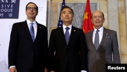 Dari kiri Menkeu AS: Steve Mnuchin, Wakil PM China Wang Yang dan Menteri Perdagangan AS Wilbur Ross berpose sebelum pembicaraan bilateral di Washington DC, Rabu (19/7). 