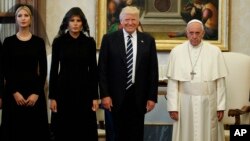 ທ່ານນາງ Ivanka Trump, ສະຕີໝາຍເລກນຶ່ງ ທ່ານນາງ Melania Trump, ແລະ ປະທານາທິບໍດີ ດໍໂນລ ທຣຳ ຢືນຢູ່ກັບ ພະສັນຕະປະປາ Francis ໃນລະຫວ່າງ ການພົບປະກັນ, ວັນທີ 24 ພຶດສະພາ 2017, ຢູ່ທີ່ວັງ Vatican. 