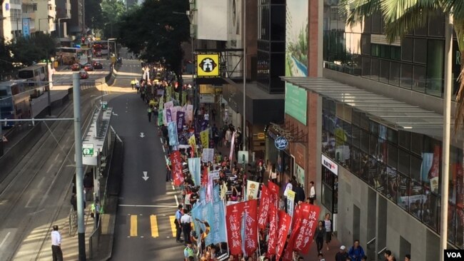 数以千计港人从港仔修顿球场游行至中环的终审法院后举行集会，声援近年因参与公民抗争活动而遭判刑入狱或即将被囚禁的政治犯。（美国之音海彦拍摄）