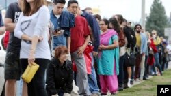 Funcionarios electorales en el Condado de Los Angeles dicen que algunos votantes esperaron hasta dos horas para depositar su voto en una biblioteca del área, el domingo 30 de octubre de 2016. 