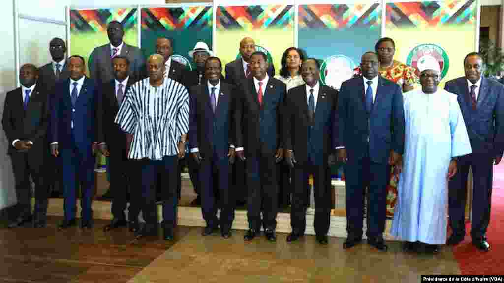 Les Chefs d&#39;Etat et représentent des états membres de la Communauté Economique des Etats de l&#39;Afrique de l&#39;Ouest (CEDEAO) posent pour une photo lors du Sommet extraordinaire sur la maladie à virus Ebola et la situation au Burkina Faso, jeudi 06 novembre 2014, à Accra (Ghana). 