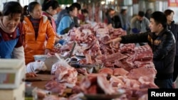 Phần lớn các trường hợp nhiễm liên cầu lợn đều liên quan đến việc tiếp xúc với thịt lợn hoặc ăn các sản phẩm sống và nội tạng lợn.