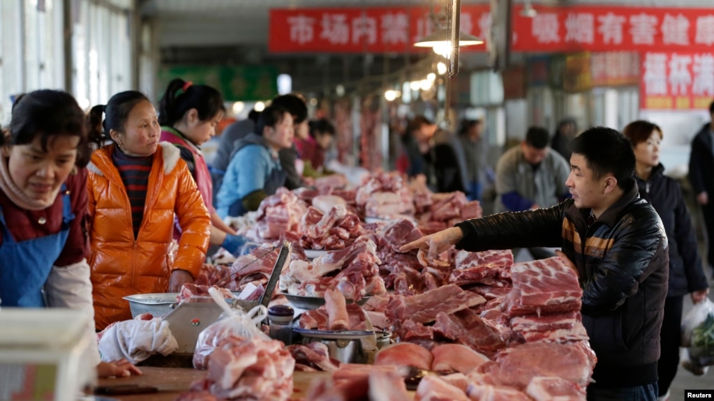 资料照：北京一家菜市场的猪肉摊位(photo:VOA)