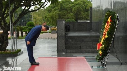 Hình ảnh Thủ tướng Nhật Bản Suga Yoshihide cúi đầu tưởng niệm trước lăng của cố lãnh tụ Hồ Chí Minh ở Hà Nội gợi ra những nhận định về mối quan hệ tương lai giữa Nhật và Việt Nam dưới thời của người tiền nhiệm của Thủ tướng Shinzo Abe.