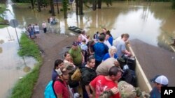 L'armée nationale s'est déployée en Louisiane pour porter secours à la population, après que la pluie a inondé la région, Walker, Louisiane, le 14 août 2016.