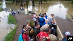 L'armée nationale s'est déployée en Louisiane pour porter secours à la population, après que la pluie a inondé la région, Walker, Louisiane, le 14 août 2016. 