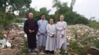Đại đức Thích Thiện Phúc và các phật tử chùa An Cư sau khi chùa bị cưỡng chế và san bằng sáng ngày 09/11/2018. Facebook Thich Thien Phuc.