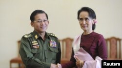 ဗိုလ်ချုပ်မှုးကြီး မင်းအောင်လှိုင်နဲ့ ဒေါ်အောင်ဆန်းစုကြည်တွေ့ဆုံစဉ်