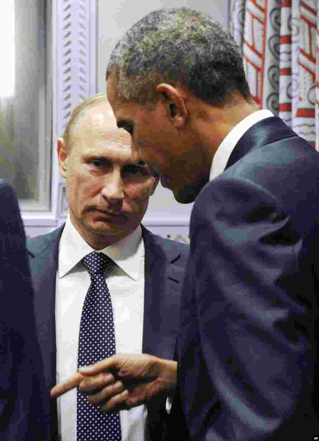 U.S. President Barack Obama gestures while speaking to Russian President Vladimir Putin before a bilateral meeting at United Nations headquarters in New York, Sept. 28, 2015.&nbsp;