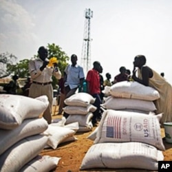 Des Sud-Soudanais récemment rentrés reçoivent des vivres du PAM, à Juba