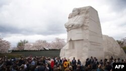 Seremoni kote moun ap depoze jèb-flè nan lonè Dr. Martin Luther King nan okazyon 50èm anivèsè asasina li, devan Memoryal MLK nan nan Washington, DC, pandan jounen 4 avril 2018. 