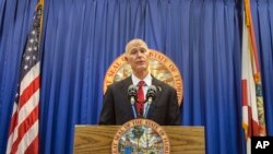 Le gouverneur de Floride Rick Scott propose des nouvelles mesures de securite dans les ecoles lors d'une conference de presse àTallahassee, Floride, le 23 février 2018 