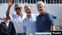 ARHIVA - Bivši američki predsjednici Barack Obama, George Bush mlađi i Bill Clinton, (Foto: Bill Streicher-USA TODAY Sports)