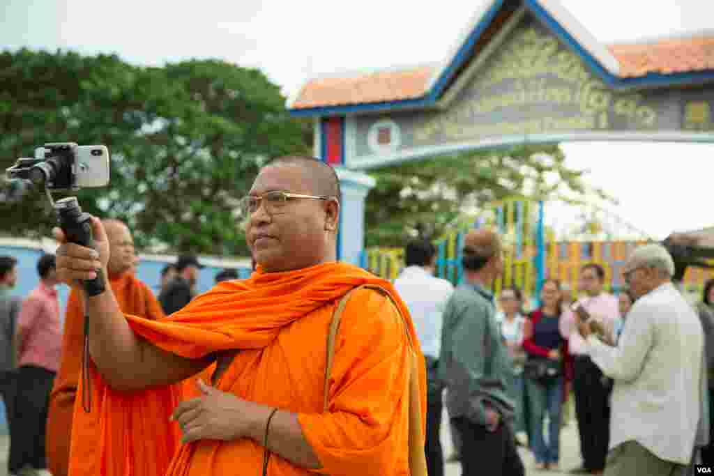 Luon Sovath, monk activist, is filming in front of Correctional Center 1 in the evening of 27th August, 2018 in Phnom Penh, Cambodia. (Tum Malis/VOA Khmer)