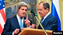 Umushikiranganji wa Reta ya Amerika, John Kerry hamwe n'Umushikiranganji ajejwe imigenderanire w'Uburusiya, Sergei Lavrov