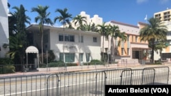 La emblemática Avenida Collins, en Miami Beach, luce completamente vacía después de que las autoridades locales ordenarán el cierre todos los negocios "no esenciales".