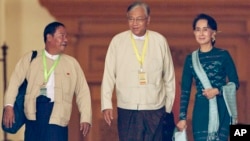 Htin Kyaw, center, newly elected president of Myanmar, walks with National League for Democracy leader Aung San Suu Kyi, right, at Myanmar's parliament in Naypyitaw, Myanmar, Tuesday, March 15, 2016. 