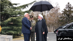محمدجواد ظریف وزیر خارجه ایران امروز در مراسم استقبال از نخست وزیر ارمنستان در کنار رئیس جمهور ایران حاضر شد. 