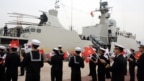 Binh sỹ Hàn Quốc chào mừng chiến hạm Trần Hưng Đạo của Việt Nam cập cảng căn cứ Hải quân Jeju hôm 10/10. (Screenshot of QDND.vn)
