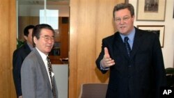 Ðại sứ Triều Tiên Chon Jae Hong tại văn phòng của Ngoại trưởng Australia Alexander Downer tại Canberra (hình chụp tháng 10/2006)