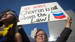 Демонстрация против судебного процесса над рэкетирскими и коррумпированными организациями (RICO) компании Chevron в Нью-Йорке