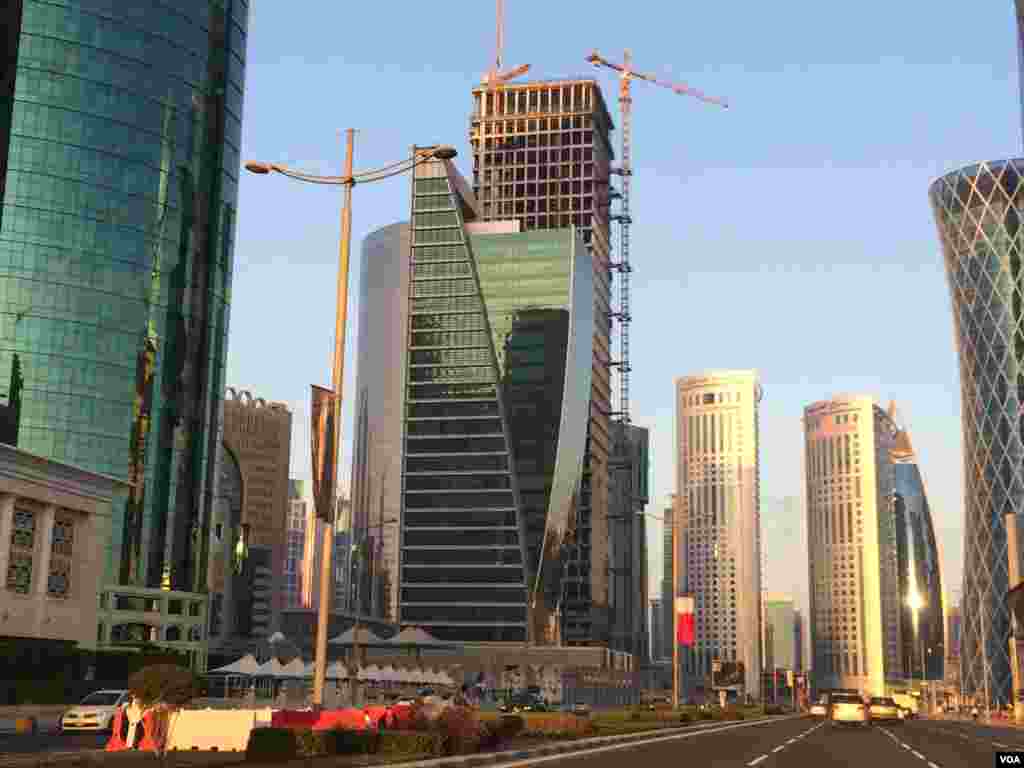 고층 빌딩 사이로 곳곳에 건설 현장이 있다. 카타르는 향후 십년 간 2천 2백억 달러 상당의 기반 시설 공사가 예정돼 있다. 