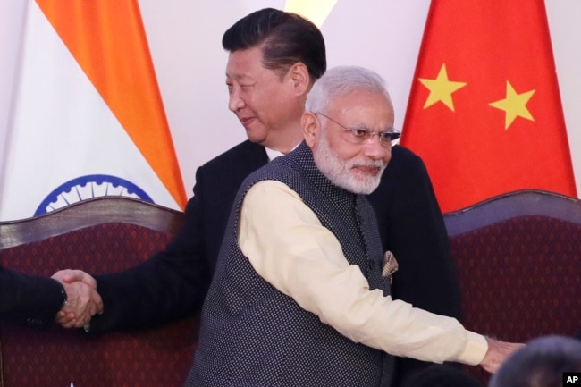 资料照:印度总理莫迪(右)与中国国家主席习近平