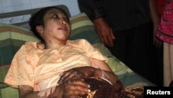 Erwiana Sulistyaningsih (23 tahun) tergeletak di tempat tidur ketika mendapat perawatan di sebuah rumah sakit di Sragen, Jawa Tengah (Januari 2014).