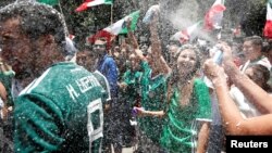 Cổ động viên Mexico ăn mừng ở thủ đô Mexico City hôm 17/6.