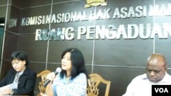 Komnas HAM dalam konferensi terkait tindakan represif berlebihan Densus 88 dalam penanganan terorisme di Poso. Dari kiri: Anggota Komas HAM Nur Siti Laila, Ketua Komisi Pemantauan dan Penyelidikan Komnas HAM Siane Indriani (tengah), Anggota Komnas HAM Natalius Pigai (kanan). (Foto: VOA/Fatiyah Wardah)