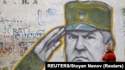 Grafit sa likom Ratka Mladića, prvostepenog haškog osuđenika u Beogradu, maj 2011. godine (Foto: Reuters/Stoyan Nenov)
