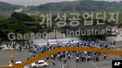 Công nhân và chủ nhân các xí nghiệp trong khu công nghiệp Kaesong mở cuộc mít tinh kêu gọi bình thường hóa hoạt động của khu công nghiệp, 7/8/13
