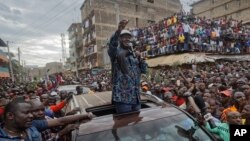 Kenyan opposition leader Raila Odinga gestures to thousands of supporters gathered in the Mathare area of Nairobi, Aug. 13, 2017. 