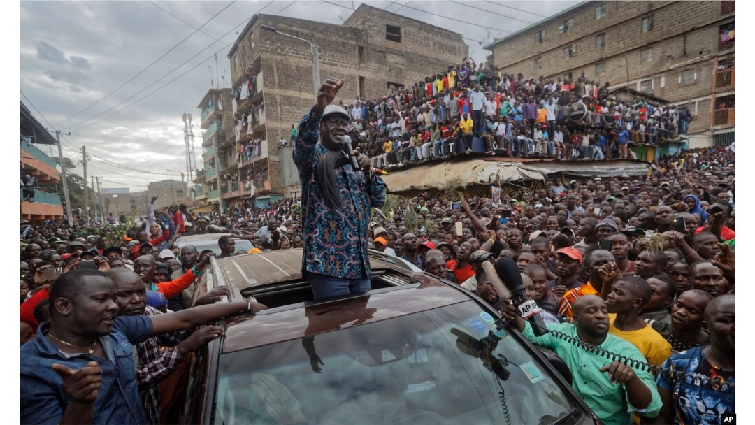 Kenyan opposition leader Raila Odinga gestures to thousands of supporters gathered in the Mathare area of Nairobi, Aug. 13, 2017.