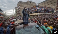 Kenyan opposition leader Raila Odinga gestures to thousands of supporters gathered in the Mathare area of Nairobi, Aug. 13, 2017.