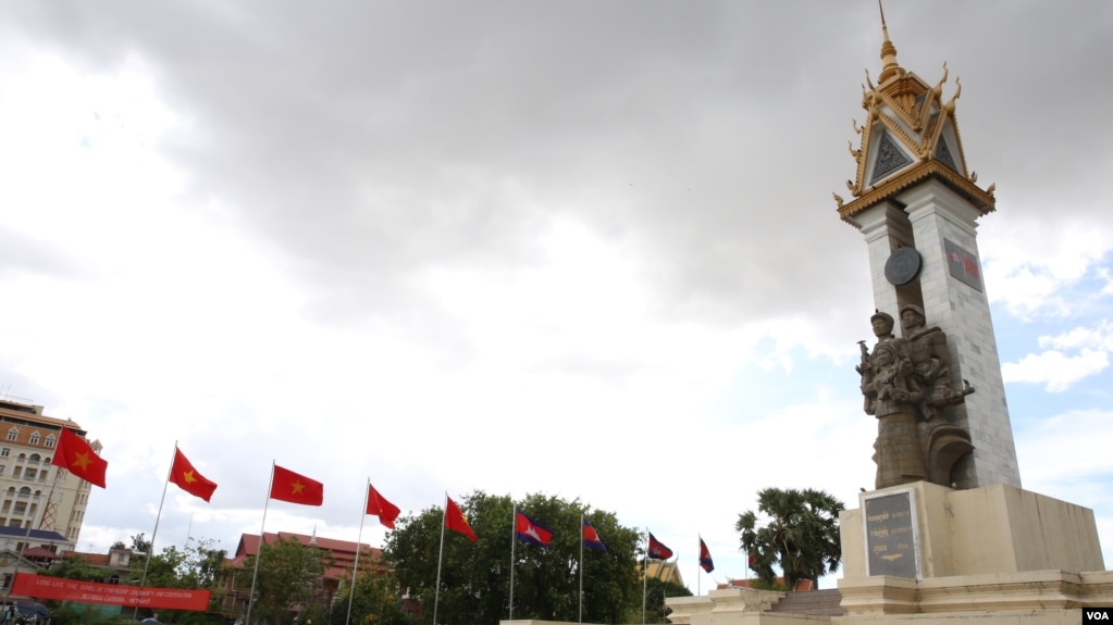 រូបឯកសារ៖ ស្តូបមិត្តភាពកម្ពុជាវៀតណាមនៅក្នុងរាជធានីភ្នំពេញ។ (ហ៊ាន សុជាតា/VOA)