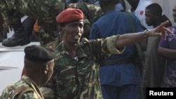 L'ancien ministre de la Défense, le général Cyrille Ndayirukiye, indique une direction lors du coup d'Etat manqué à Bujumbura, 13 mai 2015