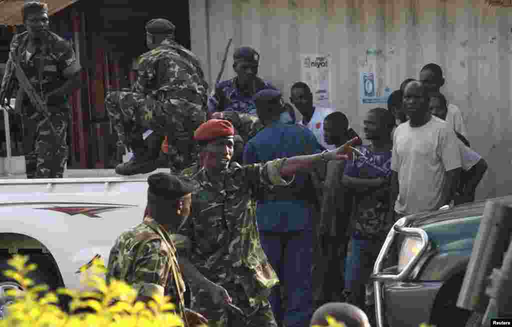 L&#39;ancien ministre de la Défense du Burundi, Cyrille Ndayirukiye (C) pointe vers une direction au cours d&#39;une tentative de coup dans la capitale Bujumbura, le 13 mai 2015.